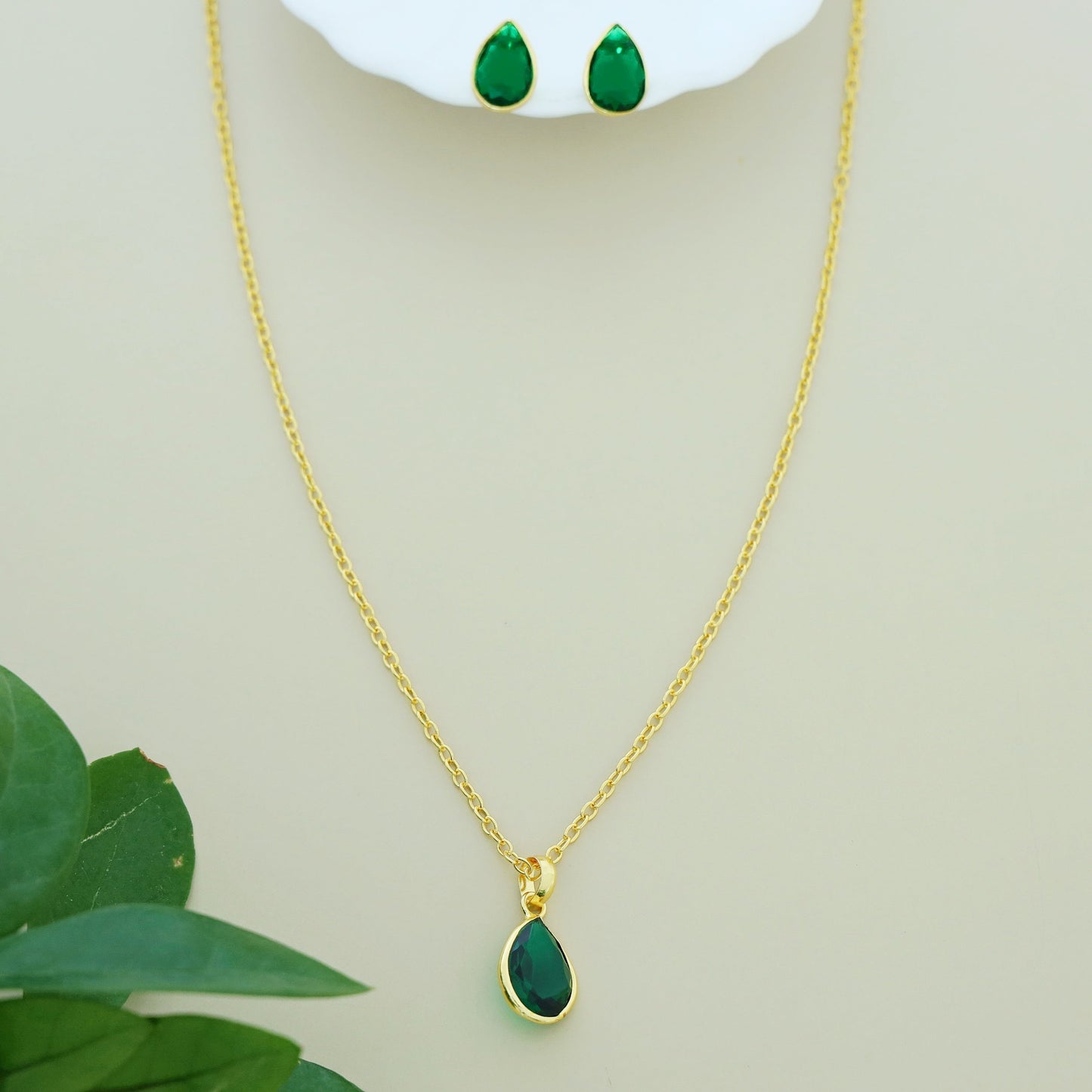 Glossy Drop Neckpiece With Stud